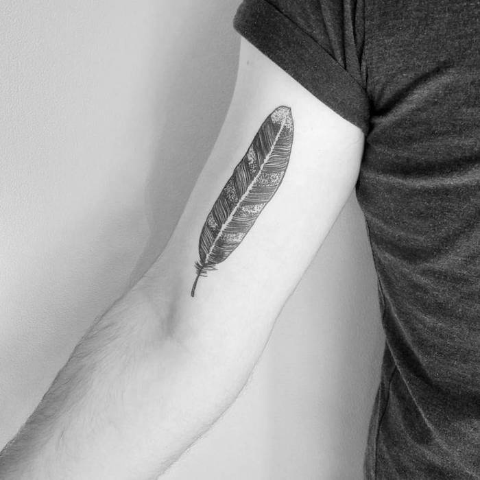 tatouage homme, t-shirt homme, dessin en encre sur la peau à design plume