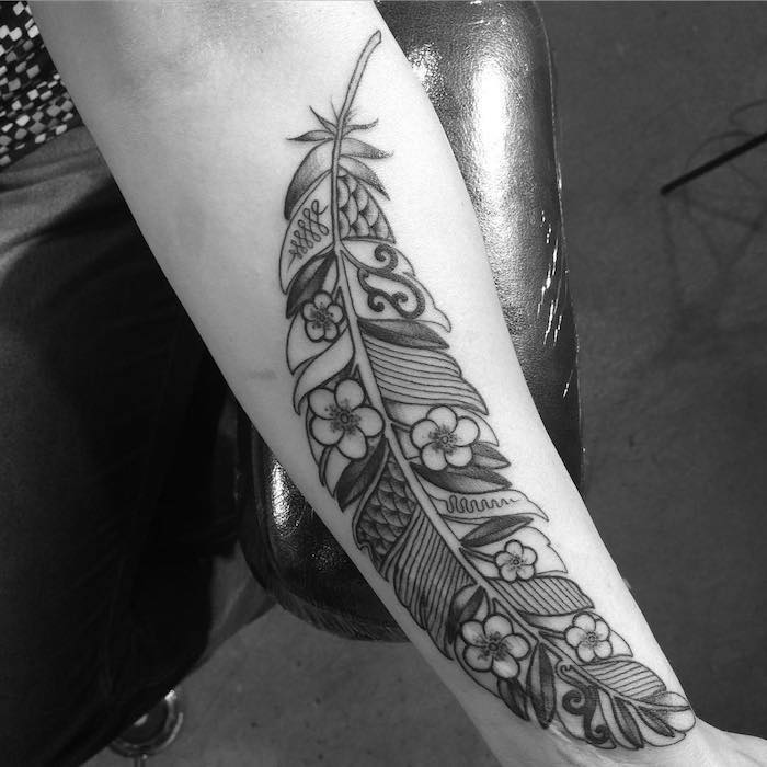tatouage plume, dessin sur la peau à motif plume et fleurs, tatouage sur le bras
