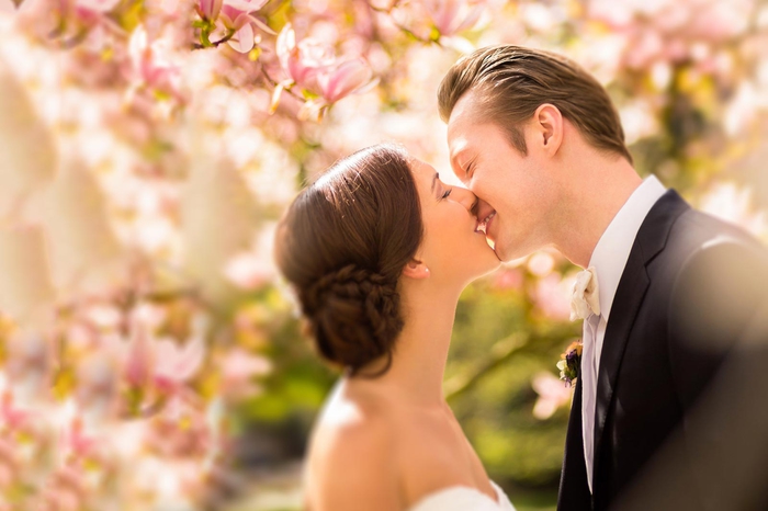 comment réaliser de jolies photos de mariage au printemps, photo de couple romantique sous une arbre fleurie