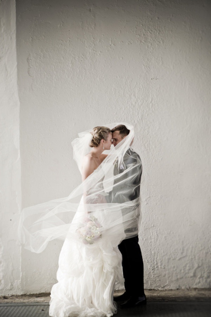 photo de couple romantique sous le voile de mariée en qui évoque des émotions tendres 