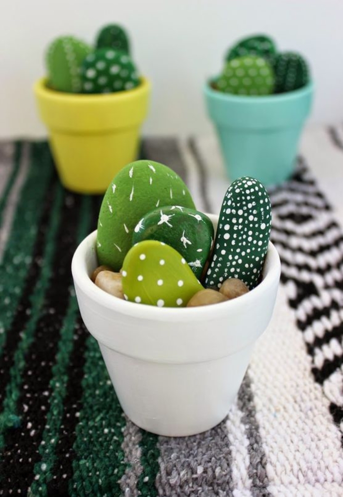 idée pour un cactus décoratifs en galets peints en vert
