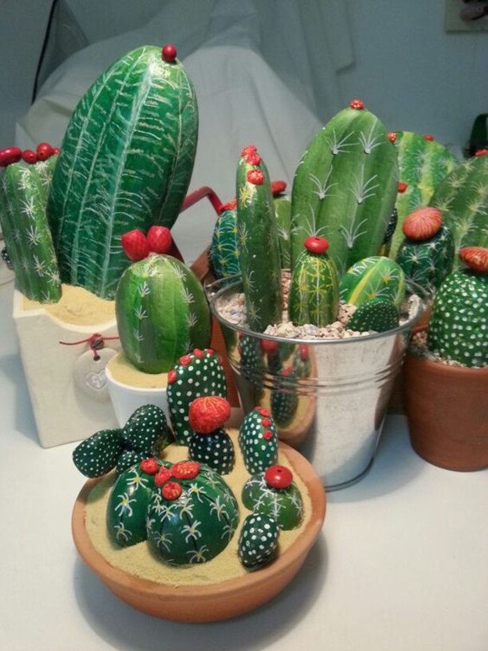 un jardin d intérieur composé de cactus décoratifs en galets peints