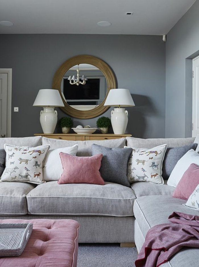 gris perle dans un salon avec des meubles ultra confortables un miroir rond avec des lampadaires en céramique blanche