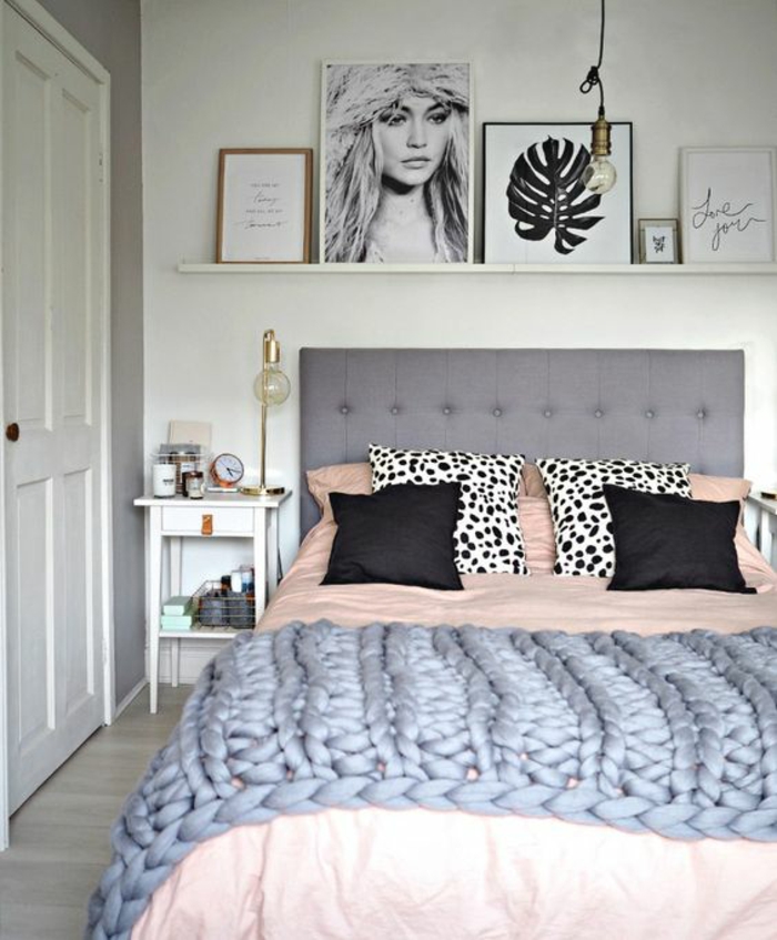peinture gris perle avec lit en gris et des tableaux diverses tailles sur une étagère blanche au dessus du lit