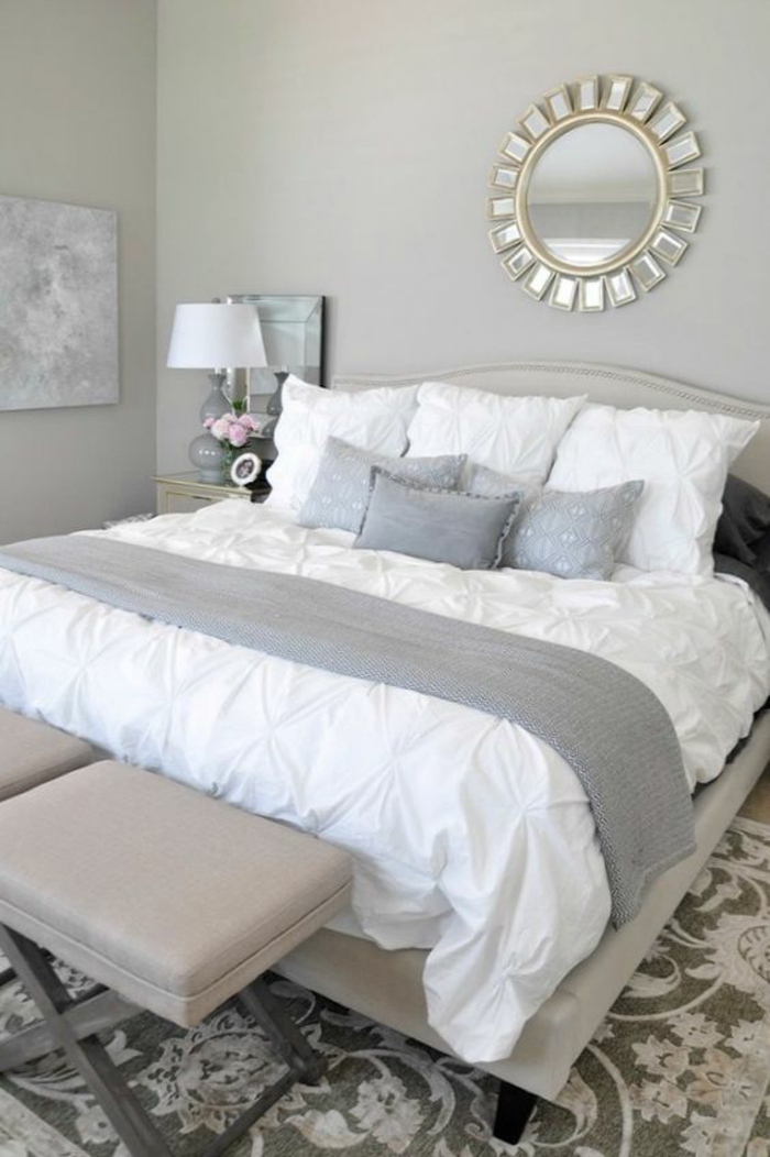gris perle chambre a coucher lit en blanc et gris panneau aux nuances grisatres et miroir soleil