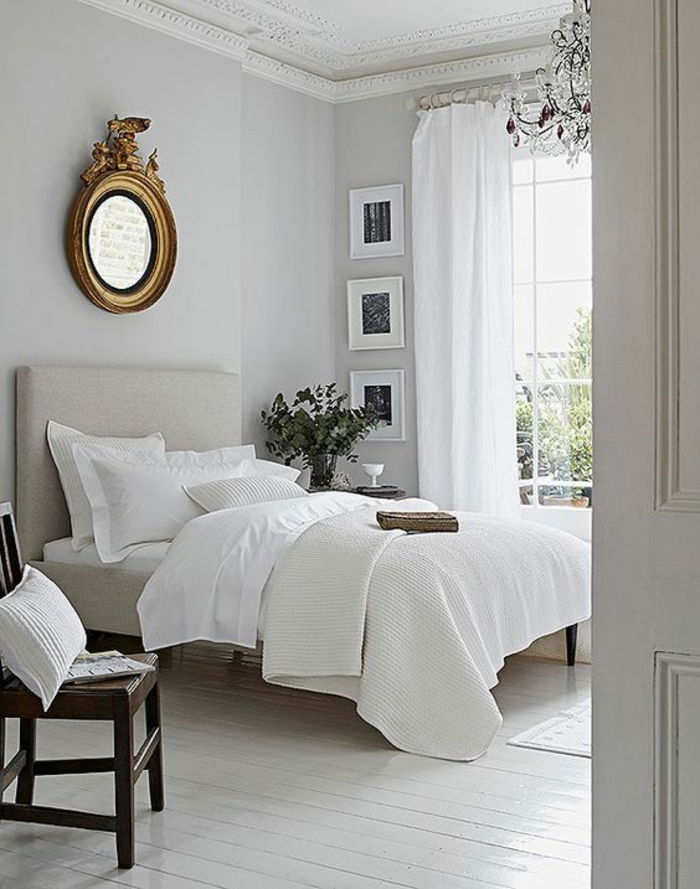 gris perle chambre a coucher lustre en cristal blanc miroir ovale au cadre doré style Empire