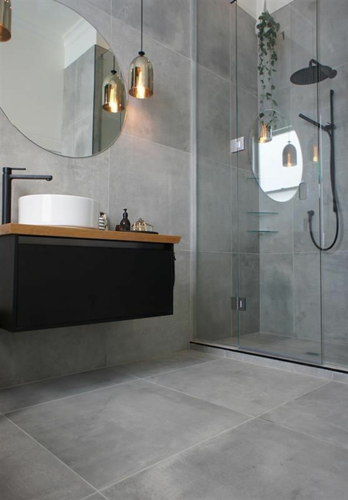 peinture gris perle salle de bain avec douche italienne avec grand miroir rond et luminaire installé au dessus de lui