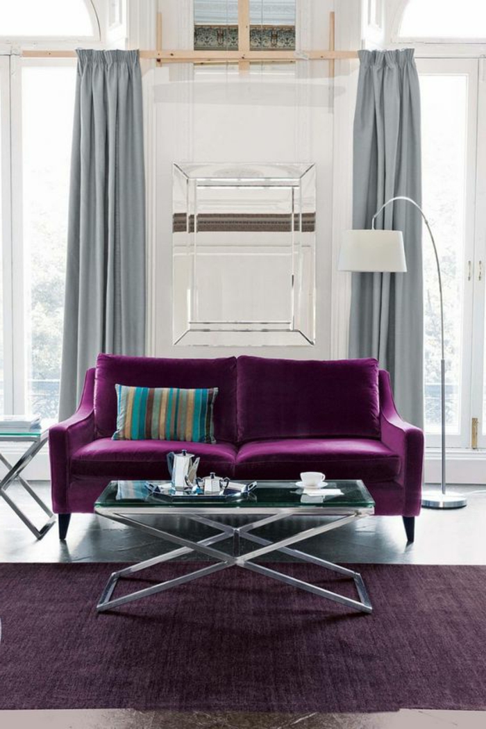 quelle couleur associer avec l'aubergine, rideaux gris clairs, table basse de salon, coussin à rayures