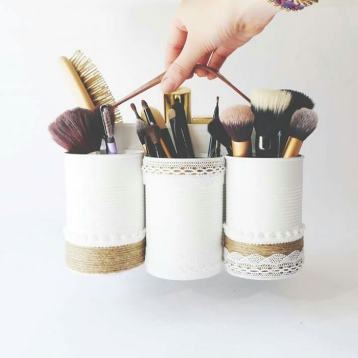 recyclage boite a conserve, customisée de peinture, ficelle, dentelle pour créer un rangement maquillage diy
