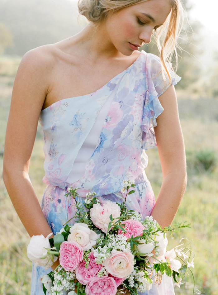 une robe de demoiselle d'honneur romantique à imprimé floral et épaule asymétrique