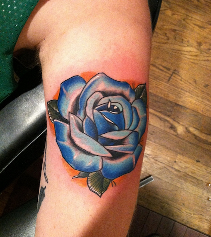 tatouage bras rose bleue homme tattoo fleur couleurs