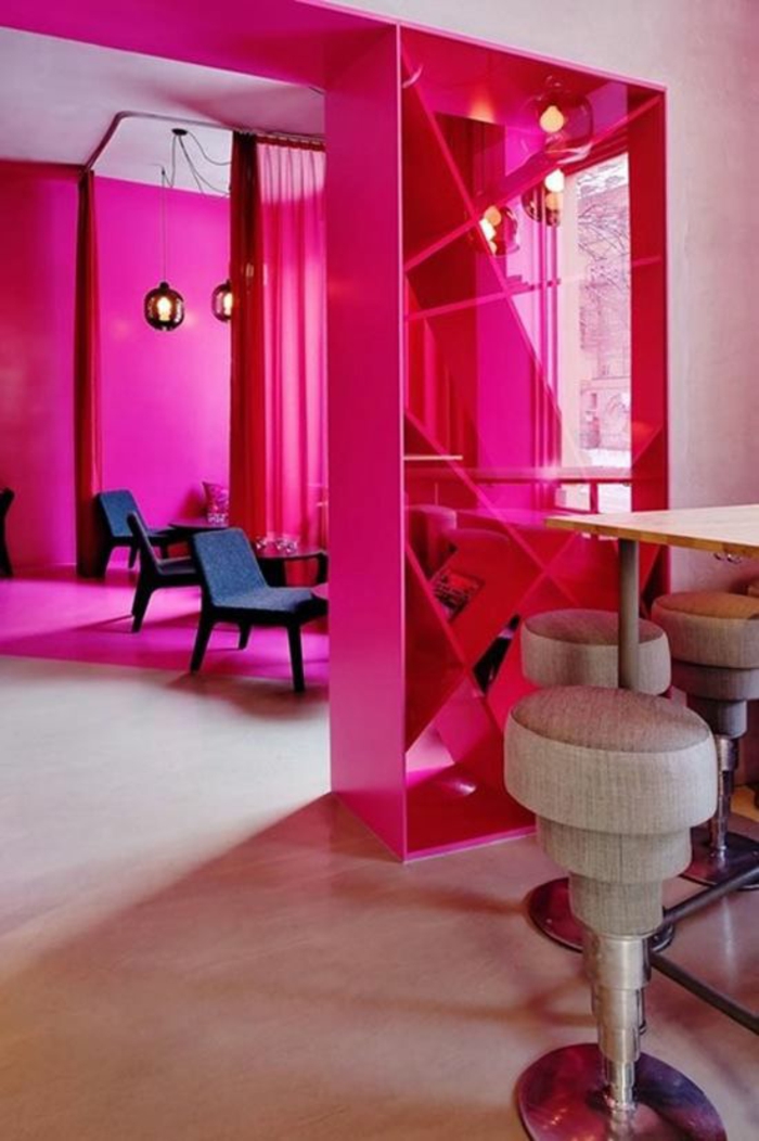 peinture fushia dans une cuisine ouverte sur le salon separateur d espace en fuchsia 