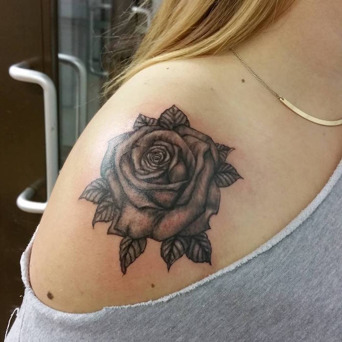 tatouages rose noir sur l épaule femme modele tattoo fleur