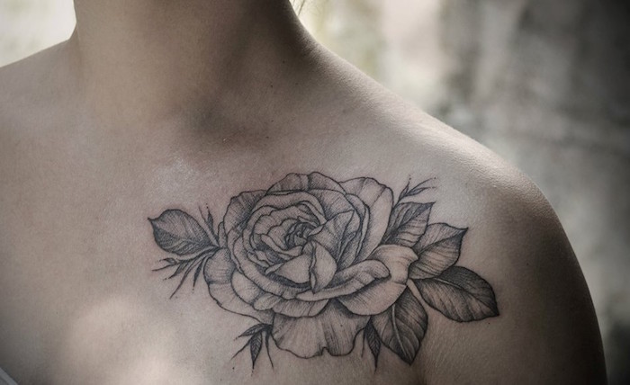 tatouage de rose epaule noir et blanc poitrine femme 