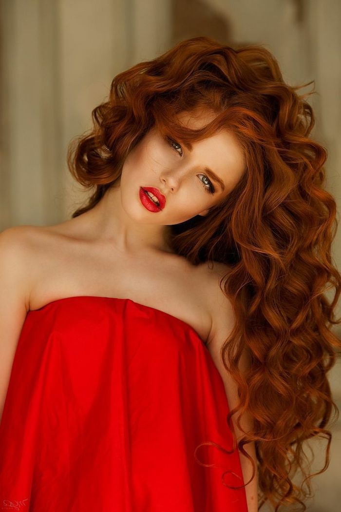couleur de cheveux rouge, femme avec robe rouge, rouge à lèvre nuance rouge, cheveux longs bouclés en orange