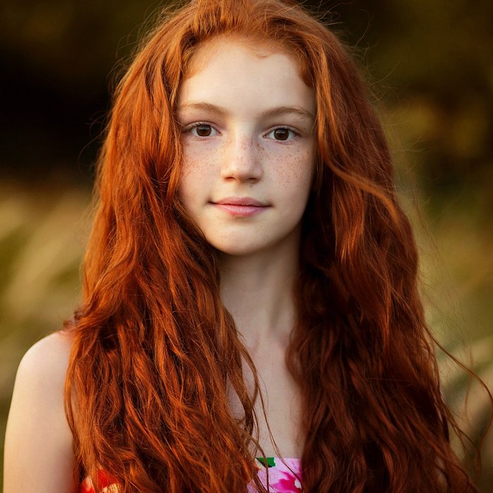 cheveux roux, robe bustier en fleurs rose, fille aux cheveux oranges, coiffure cheveux bouclés naturelles