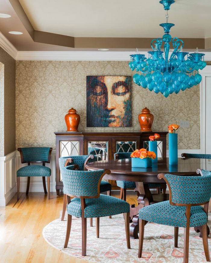 salon moderne aux couleurs naturelles sublimée par une déco en bleu paon et orange