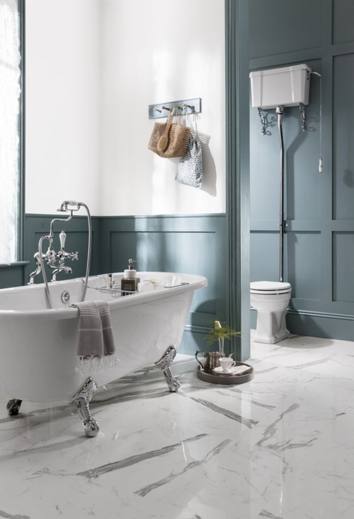 une salle de bain élégante et sophistiqué au sol effet brillant avec lambris peint en couleur canard 