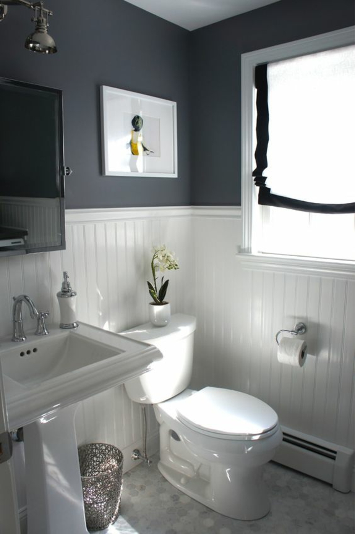 petit salle de bain en blanc et gris avec des éléments vintage et un tableau en blanc et couleurs
