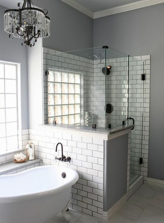petite salle de bain avec douche italienne angulaire en briques grises avec lustre en métal et en crystal