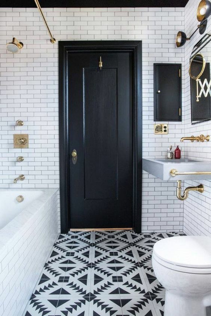 petit salle de bain de style classique avec porte en noir lavabo vintage et baignoire blanche