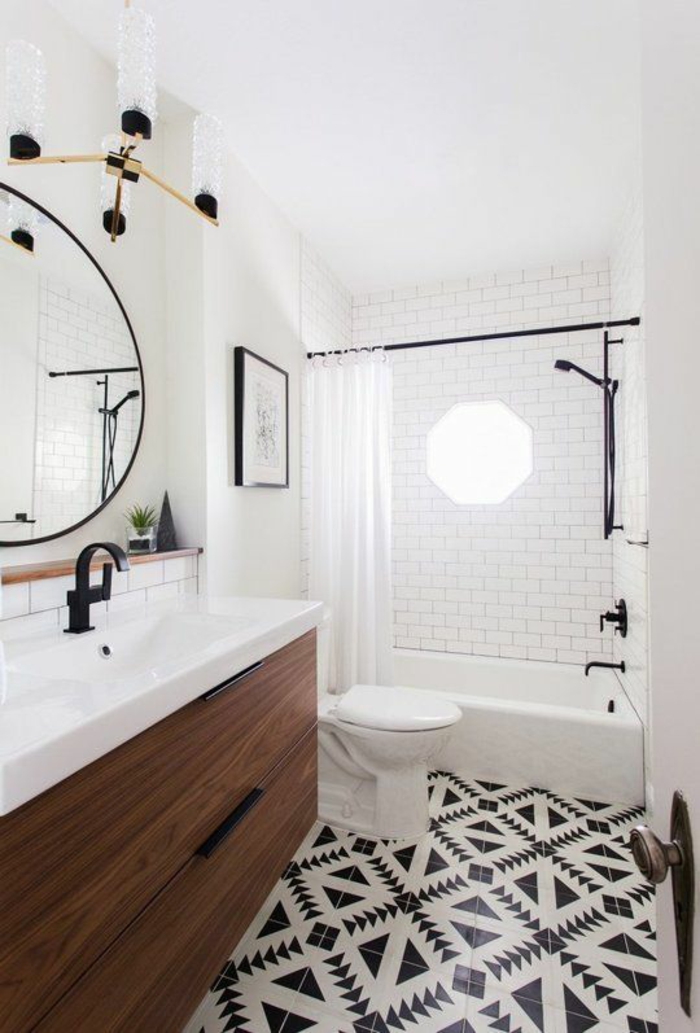 petite salle de bain en longueur ave grand miroir rond au cadre en métal fin en couleur noire