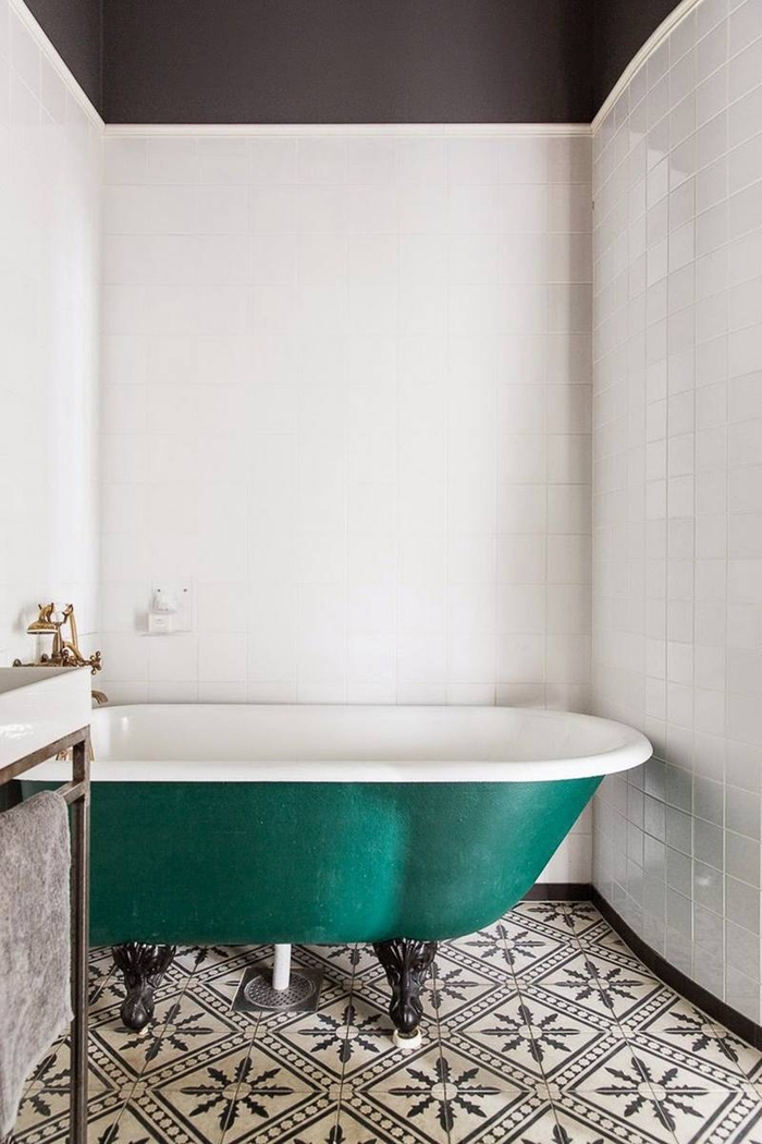 une salle de bain élégante en noir et blanc avec baignoire vintage vert canard 