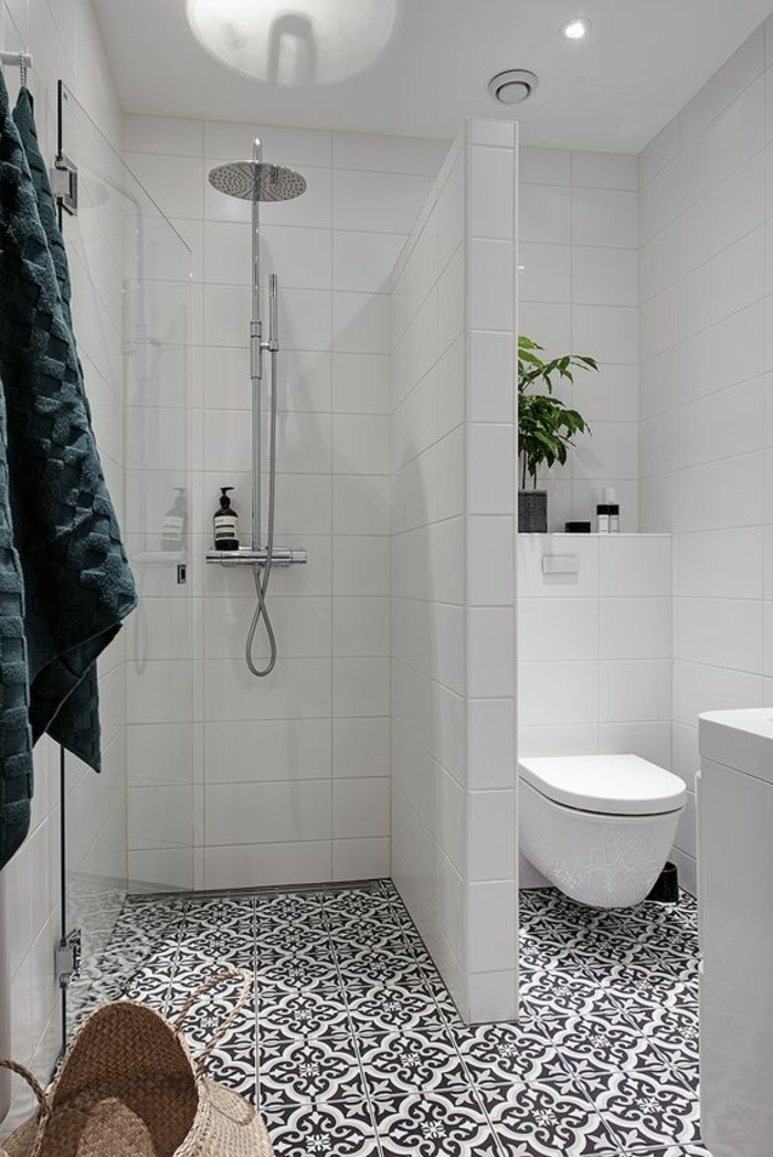 petites salle de bain avec nurs et séparateur en blanc avec dalles en noir et blanc