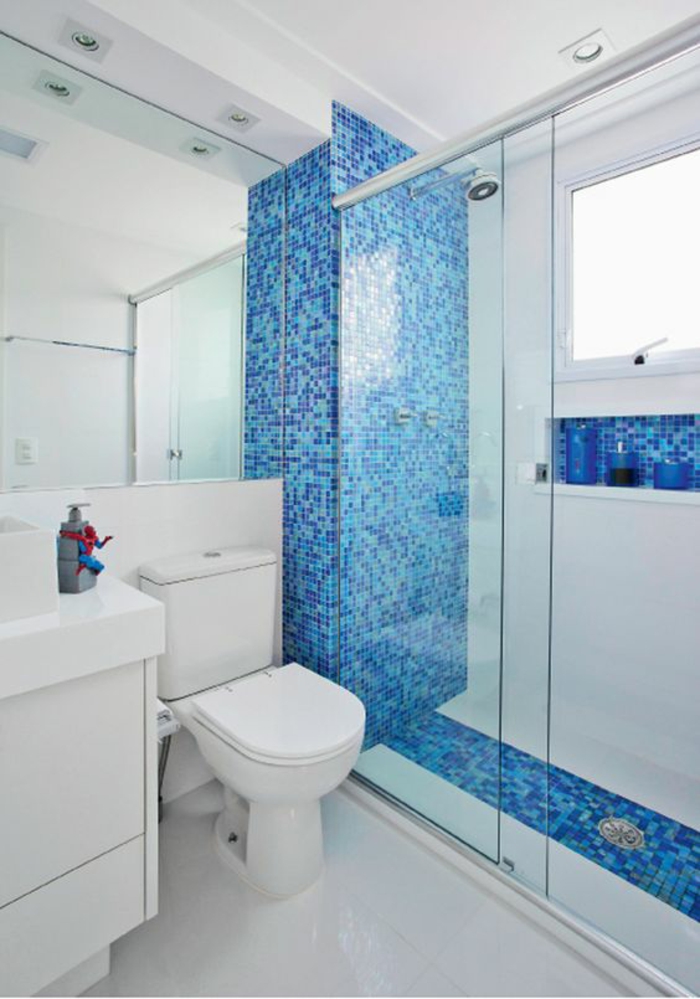 salle de bain très petite avec motifs imitant une piscine mur et sol niche au lieu d etagere dans la douche italienne