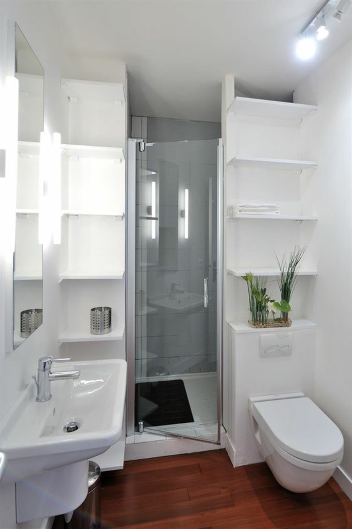 petite salle de bain espace bien fonctionnel avec des étagères blanches sur toute la hauteur du bain 