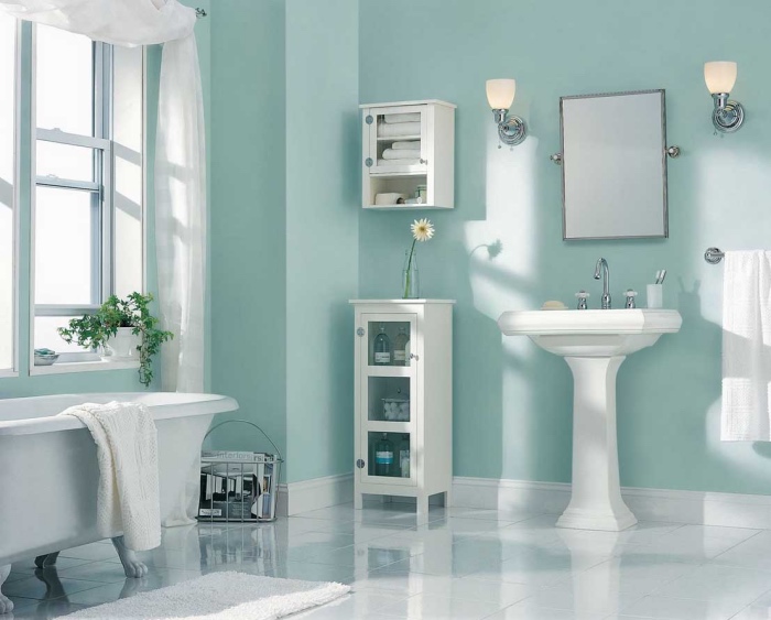 mur couleur vert pastel d eau dans la salle de bain, revêtement sol blanc et baignoire à poser blanche, lavabo console