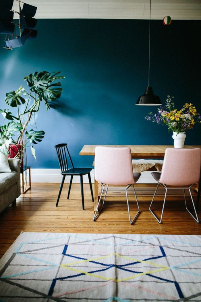 salle à manger contemporain d'une ambiance sereine et relaxant, mur bleu paon rehaussé par des chaises rose poudré