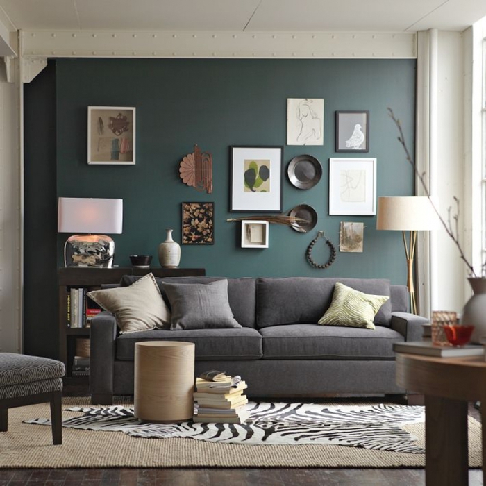 salon moderne aux nuances de beige, gris et vert canard avec un mur en cadres