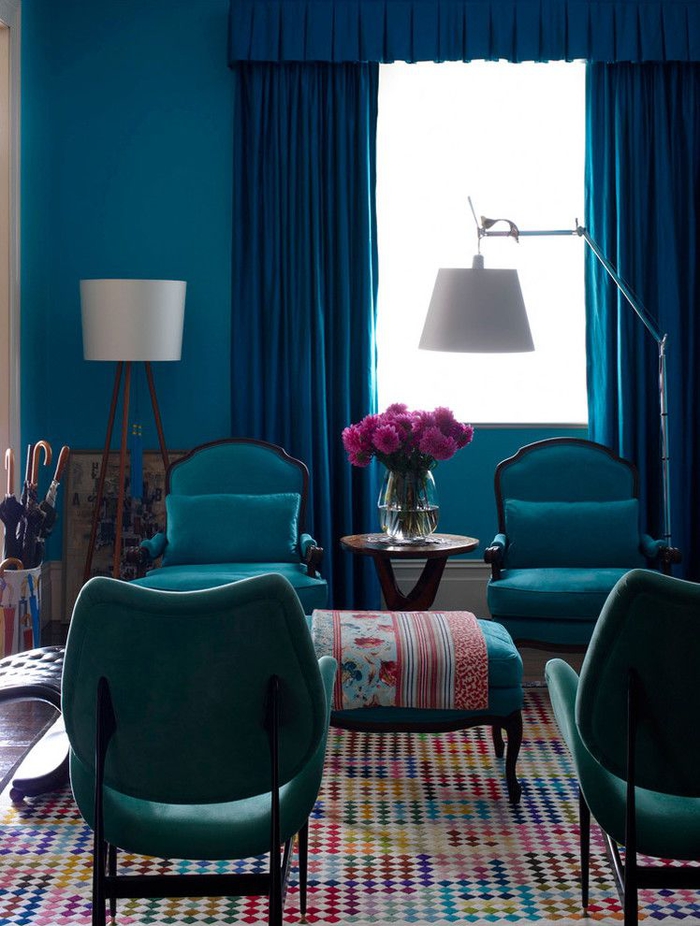 un salon éclectique et accueillant aux nuances de vert émeraude et de bleu paon, salon monochrome 