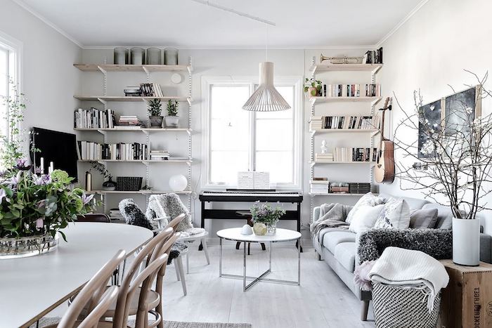 deco salon style scandinave, parquet en bois peint en blanc, canapé avec coussins décoratifs, chaise blanche avec housse en faux fur