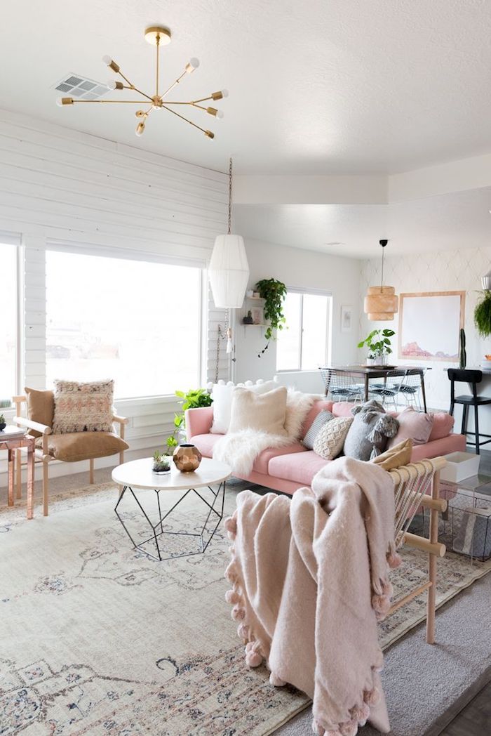 deco esprit scandinave, plafond blanc, canapé en velours rose pastel, chaise en bois avec coussins marron