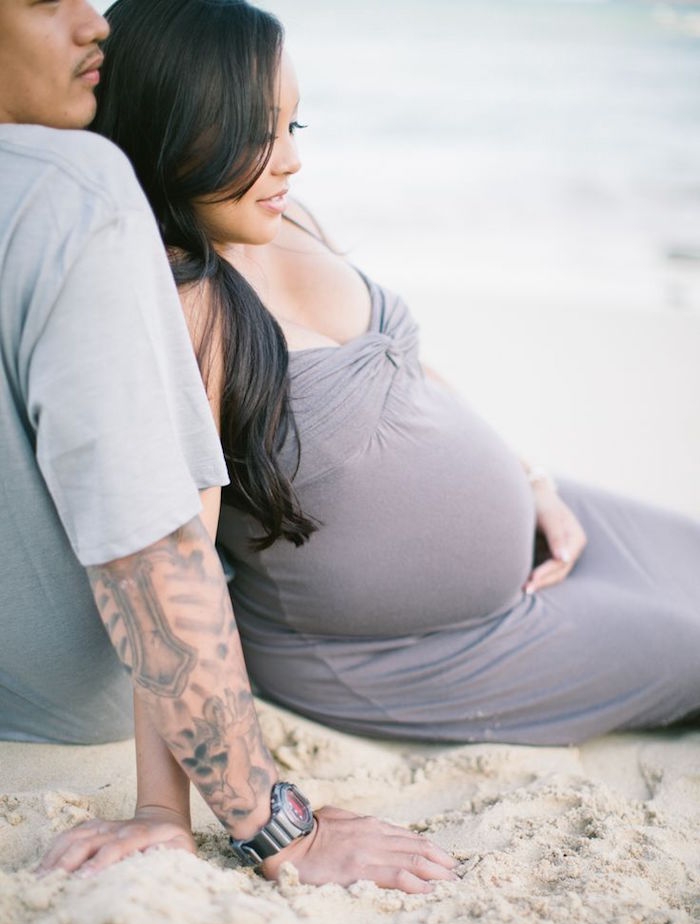 femme enceinte photographe photo de grossesse sur la plage couple photos souvenir