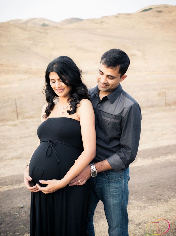 photos femme enceinte idee photo grossesse originale couple desert robe noire