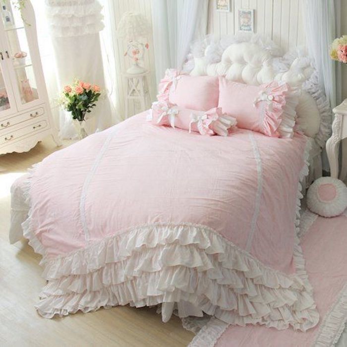 chambre shabby chic, linge de lit rose et blanc, parquet clair, armoire blanche, bouquet de fleurs, lambris blanc