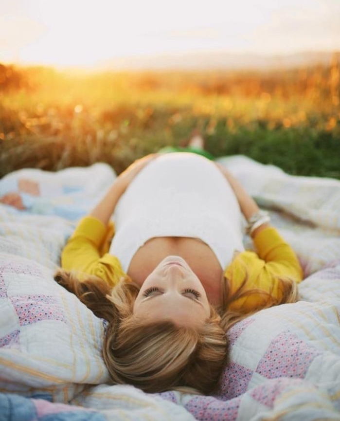 photos femme enceinte idee photo grossesse originale camp couché de soleil