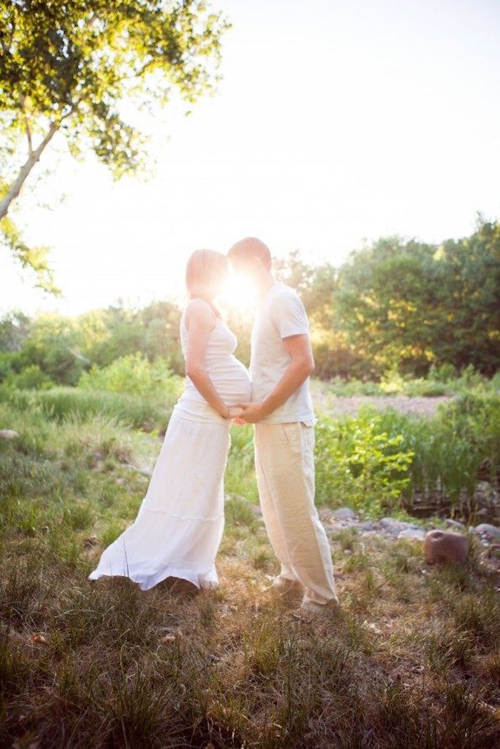 photographie femme enceinte photographe grossesse couple couché de soleil robe blanche
