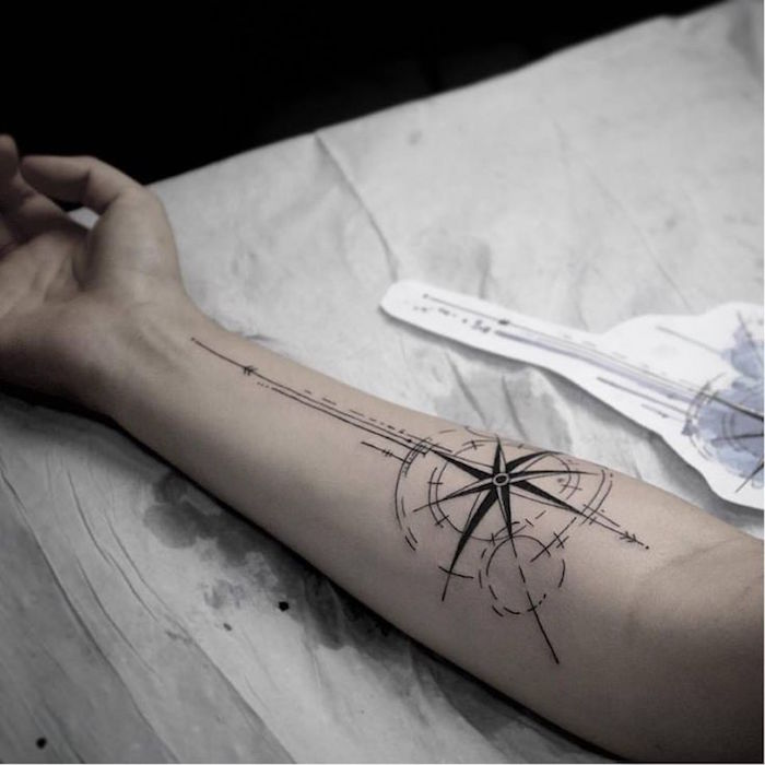 tatouage rose des vents avant bras homme en ligne fine design tattoo