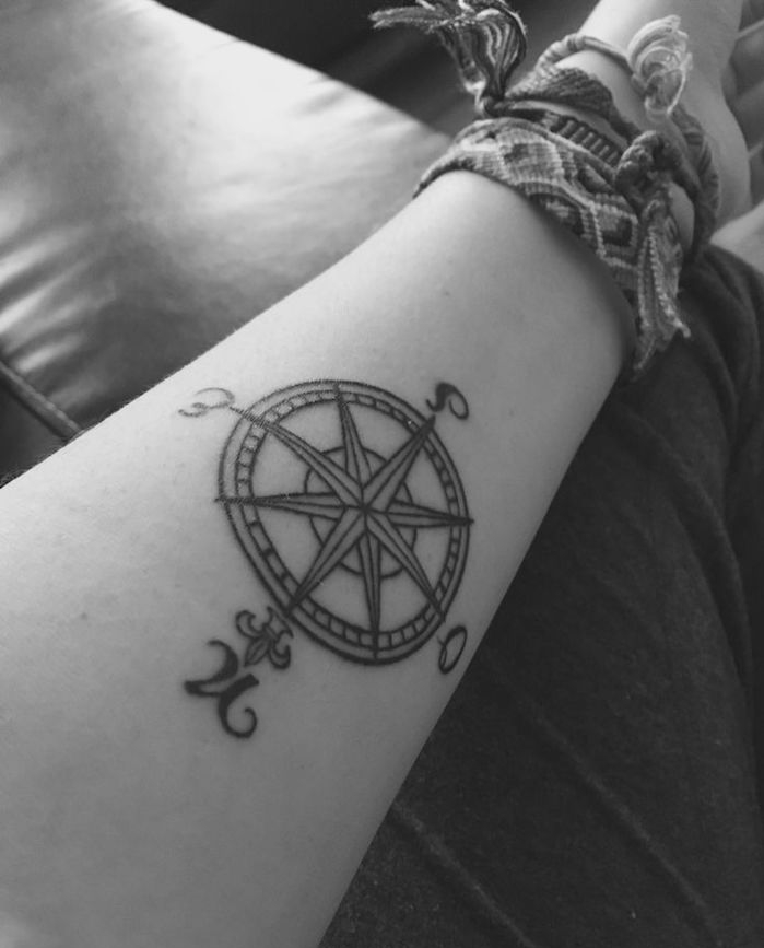 tatouage boussole tattoo ancre marine bras femme