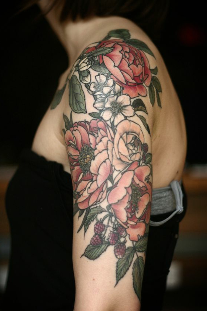 signification tatouage, tatouage floral, tattoo femme épaule, pivoines et framboisiers