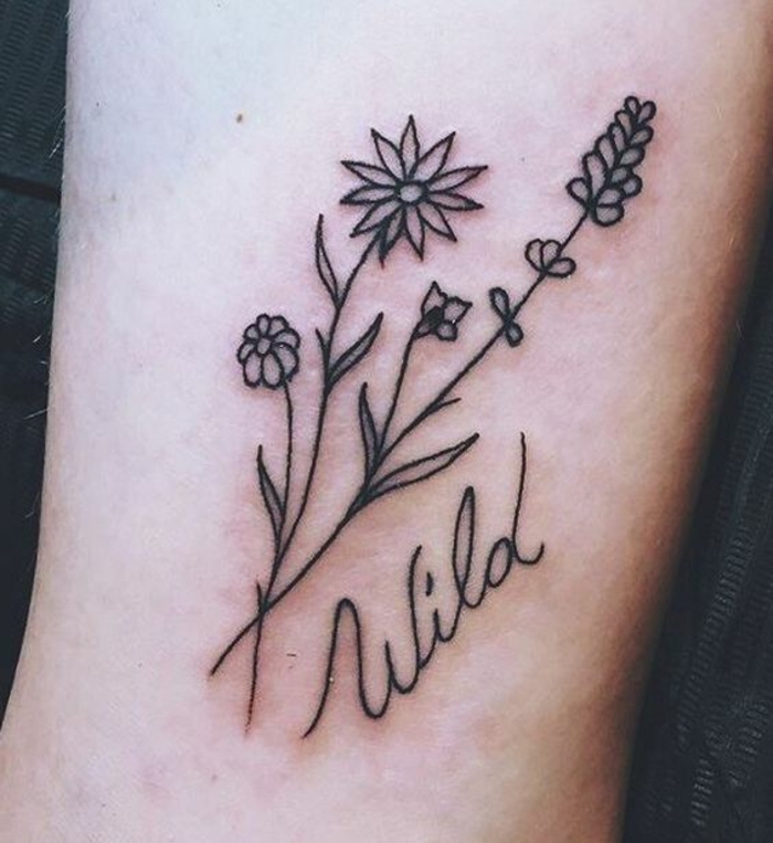 signification tatouage, fleurs stylisés, un tatouage simple en noir, script tatoué