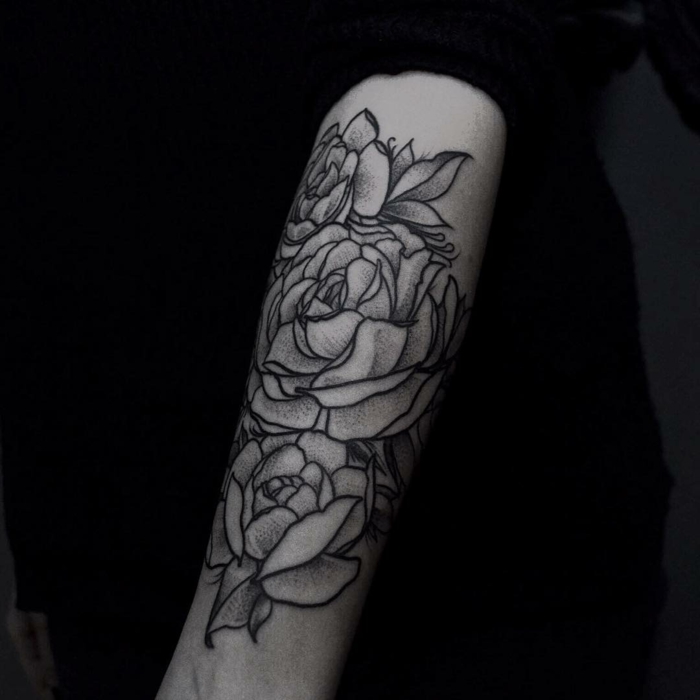 signification tatouage, pivoines fleuries en encre noire, tatouage manchette