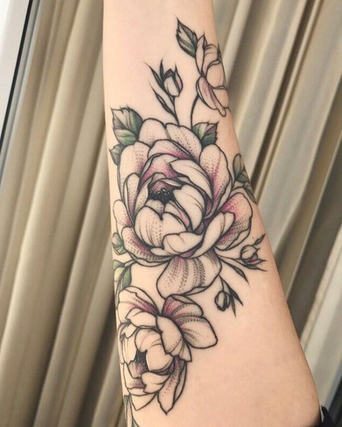 signification tatouage, joli design en rose et noir, image de pivoine réalistique