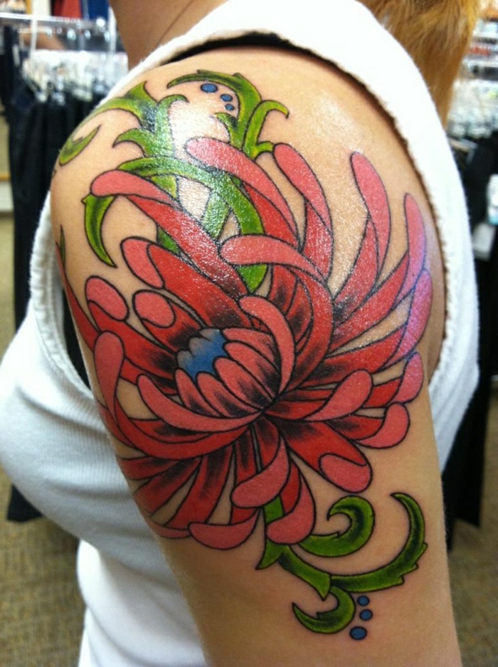 signification tatouage, tatuage floral épaule femme, chrysanthème rouge