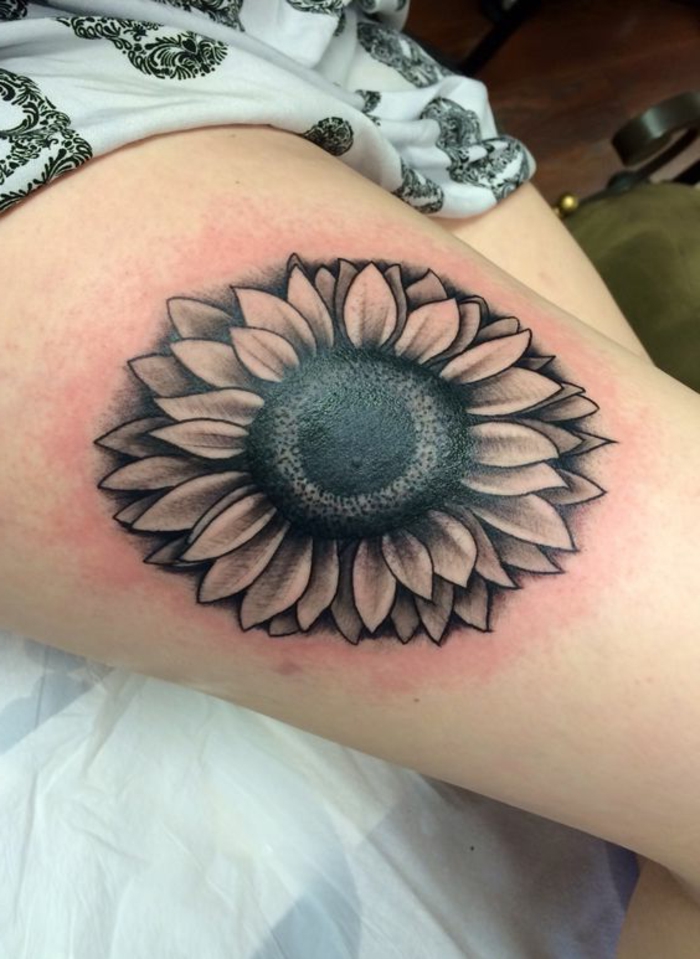tatouage tournesol, tatouage cuisse femme, grand tatouage de fleur sur la jambe