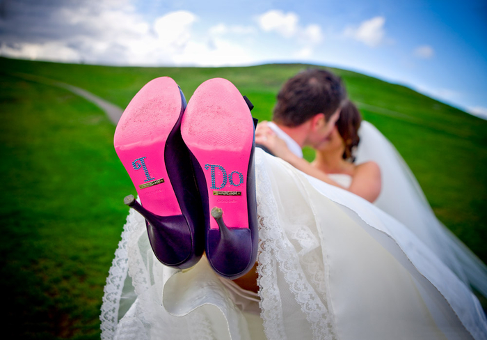 une photo mariage originale qui met en valeur les chaussures de mariée, des stickers autocollants pour semelles